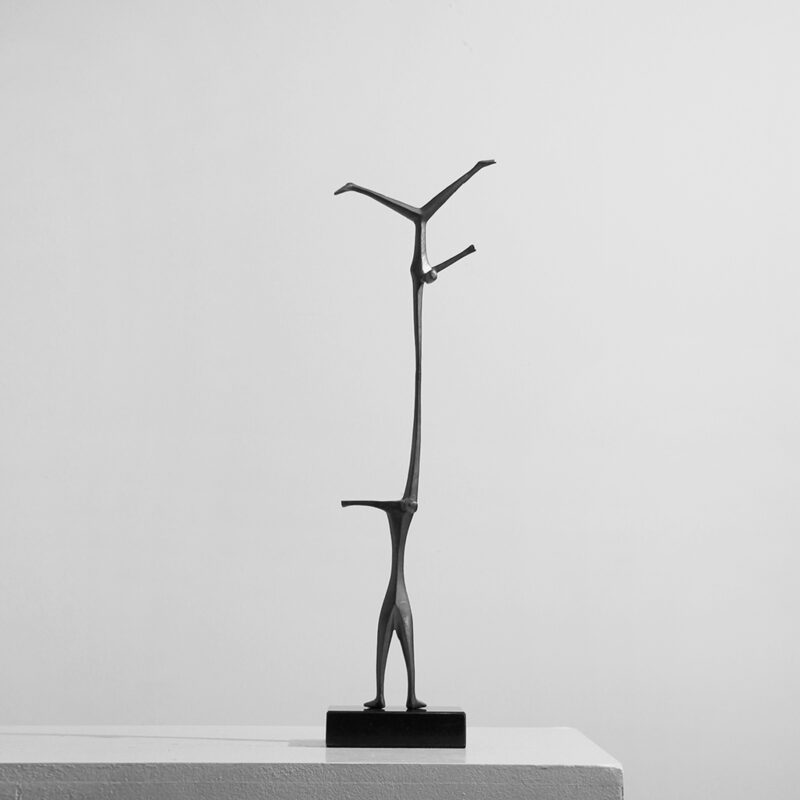 Minimalism gold and black holding human athletic sculpture - 图片 3