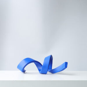 Evelyn Eco Friendly Resin Material Cheap Small MOQ Fashionable Ribbon Design Home Art Collection Accessories